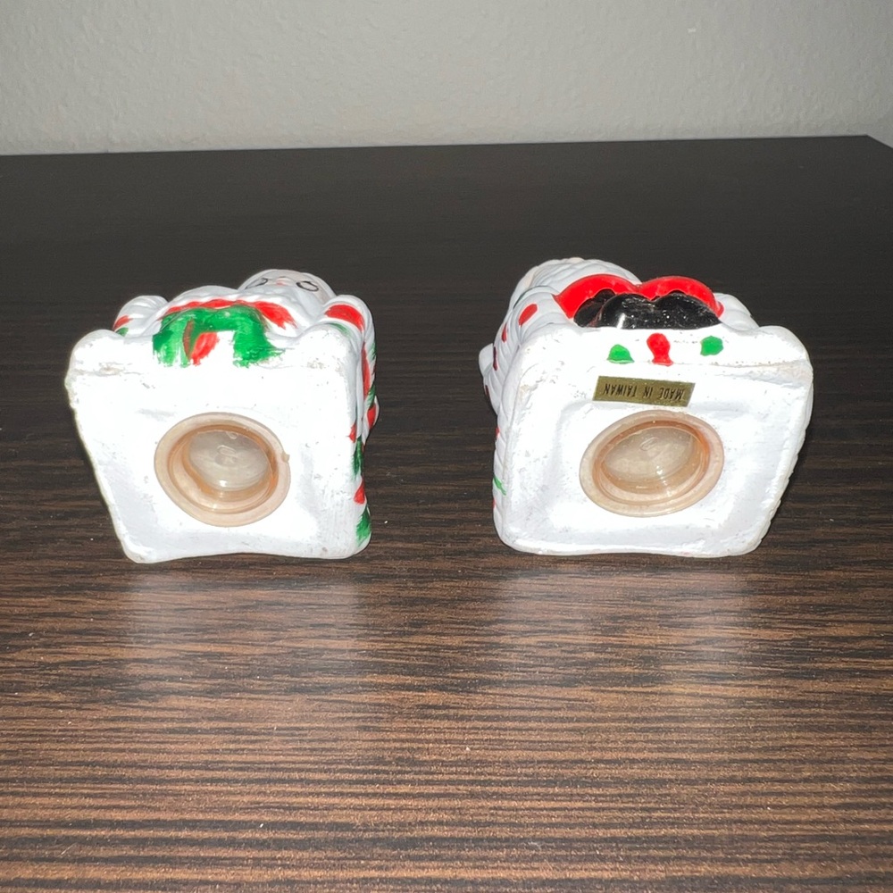 Santa and Mrs. Claus Salt and Pepper Shakers - Picture 3 of 3